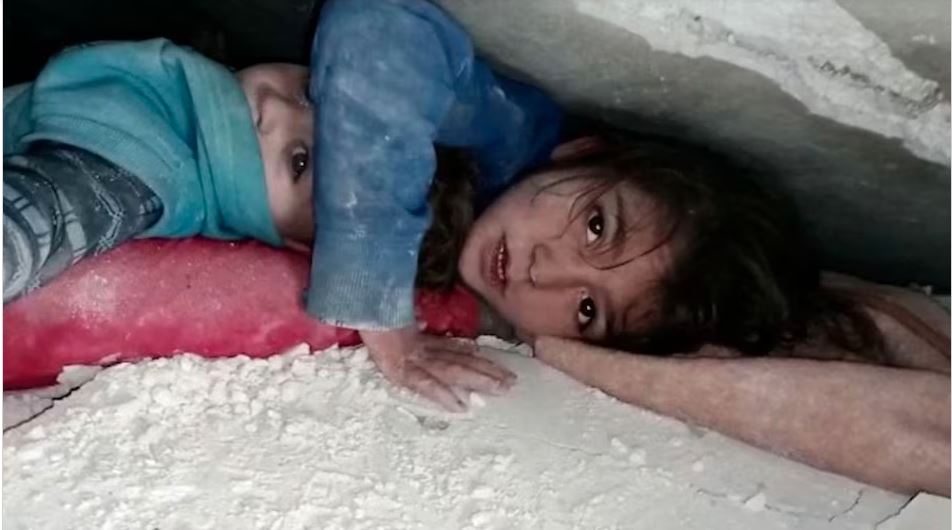 भूकंप से त​बाह सीरिया में मलबे में दबी बच्ची ने रेस्क्यू टीम से की मार्मिक अपील, सुनकर फट जाएगा आपका कलेजा