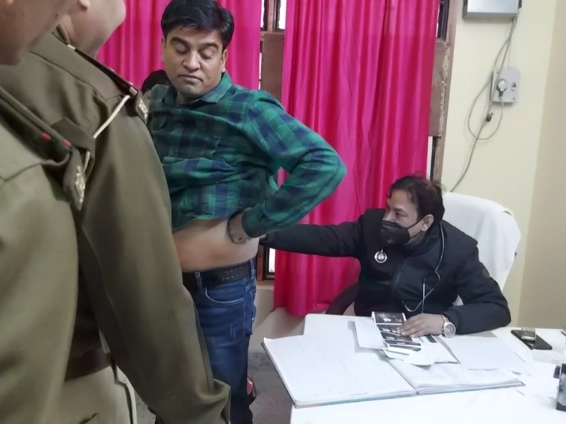 महराजगंज जिला अस्पताल पहुंचे विधायक सोलंकी,डॉक्टरों ने की जांच