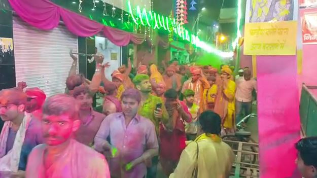 विश्व प्रसिद्ध लट्ठमार होली से एक दिन पहले द्वितीय चौपाई गोस्वामी समाज के द्वारा धूमधाम से निकाली गई
