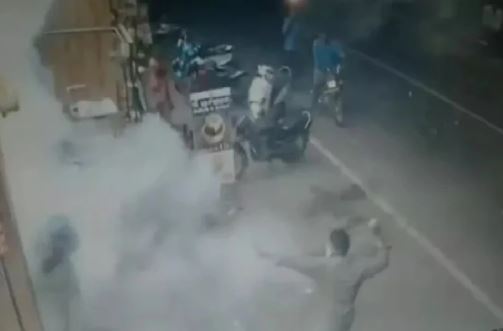 भाजपा नेता पर हमलावरों ने बम से किया हमला, मौके पर मौत, वीडियो वायरल