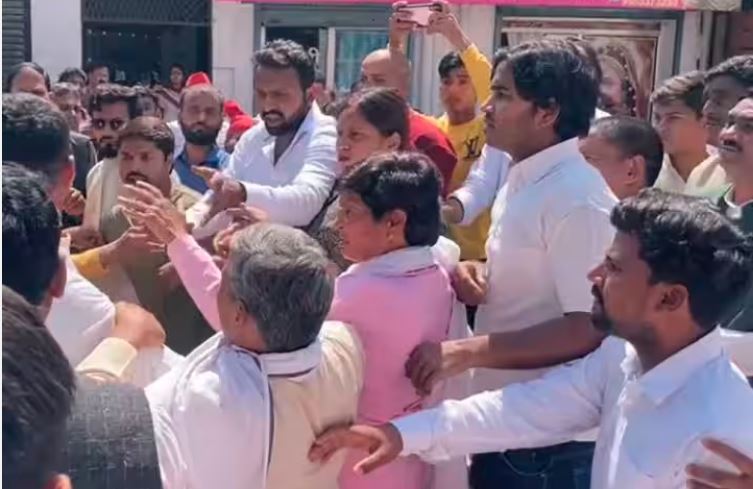 Ayodhya News : शिवपाल यादव की मौजूदगी में सपा की पूर्व MLC से मारपीट, बोलीं-बेटे की तरह उनकी भी किसी दिन हो जाएगी हत्या