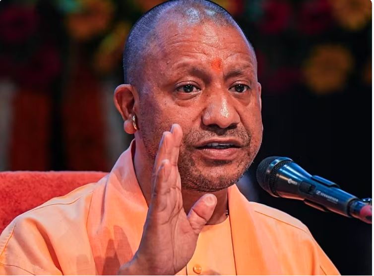 Gorakhpur News : सीएम योगी ने अधिकारियों को दिया सख्त आदेश, कहा- दबंग, माफिया, अपराधी ‘बख्शे न जाएं…’