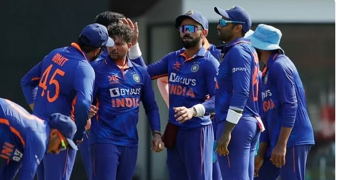 India vs Australia ODI Match: ऑस्ट्रेलिया की आधी टीम लौटी पवेलियन, हार्दिक पांड्या ने की घातक गेंदबाजी
