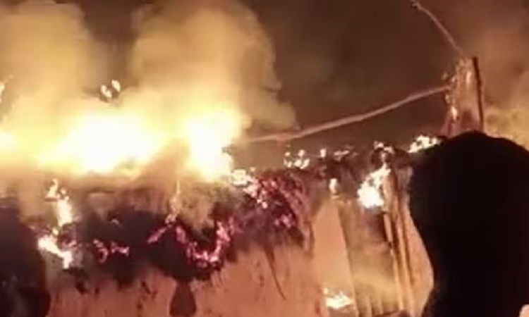 UP News: शार्ट सर्किट से झोपड़ी में लगी भीषण आग, दंपती और तीन बच्चों की जिंदा जलकर मौत