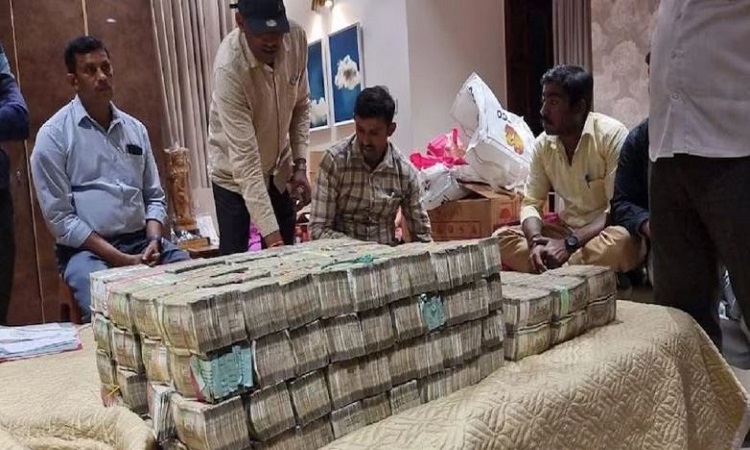 BJP विधायक का ​बेटा 40 लाख की रिश्वत लेते हुआ गिरफ्तार, कार्यालय से भी मिली नोटों की गड्डियां