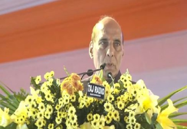 यूपी की कानून व्यवस्था की राजनाथ सिंह ने की तारीफ, कहा-पूरा प्रदेश विकास और कल्याणकारी योजनाओं का साक्षी बन रहा