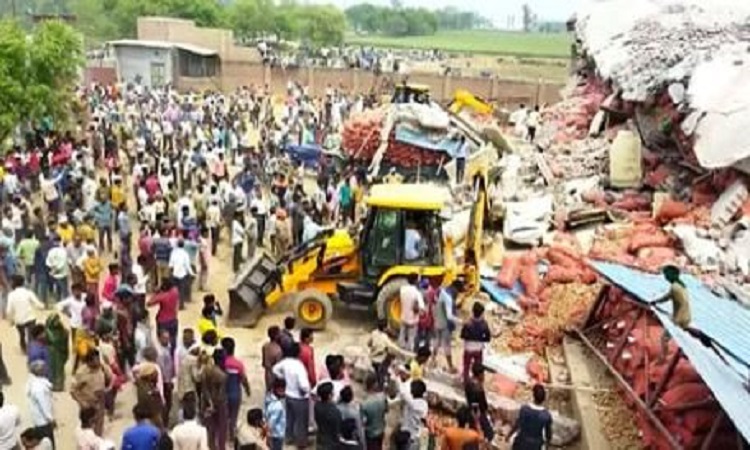 UP News: संभल में दर्दनाक हादसा, कोल्ड स्टोर की छत भरभरा कर ढही, 20-25 लोगों के दबे होने की आशंका