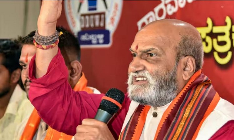 कर्नाटक में श्रीराम सेना के प्रमुख प्रमोद मुतालिक बोले-भाजपा नेताओं को चप्पल से पीटो अगर…