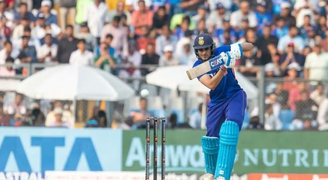 India and Australia ODI Series: लड़खड़ाई टीम इंडिया की पारी, एक के बाद एक चार विकेट गिरे
