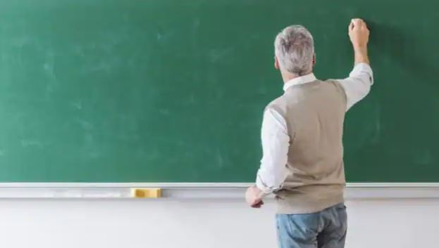 UP News: शिक्षकों को बड़ा तोहफा देने की तैयारी, सेवानिवृत्ति आयु 65 वर्ष करने पर जल्द हो सकता है फैसला