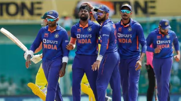 India vs Australia ODI Match: ऑस्ट्रेलिया ने भारत को दिया 270 रनों का लक्ष्य, हार्दिक और कुलदीप यादव ने की शानदार गेंदबाजी