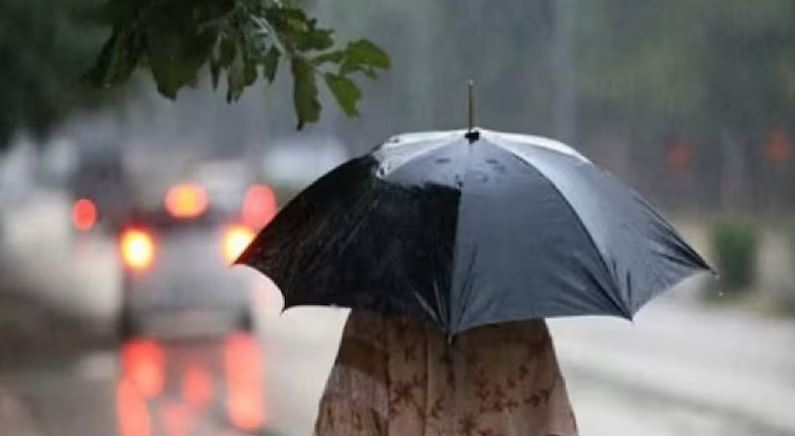 Weather Update: मौसम का मिजाज बदलते ही बारिश के साथ कई जगहों पर आई आंधी, किसानों की फसल को नुकसान
