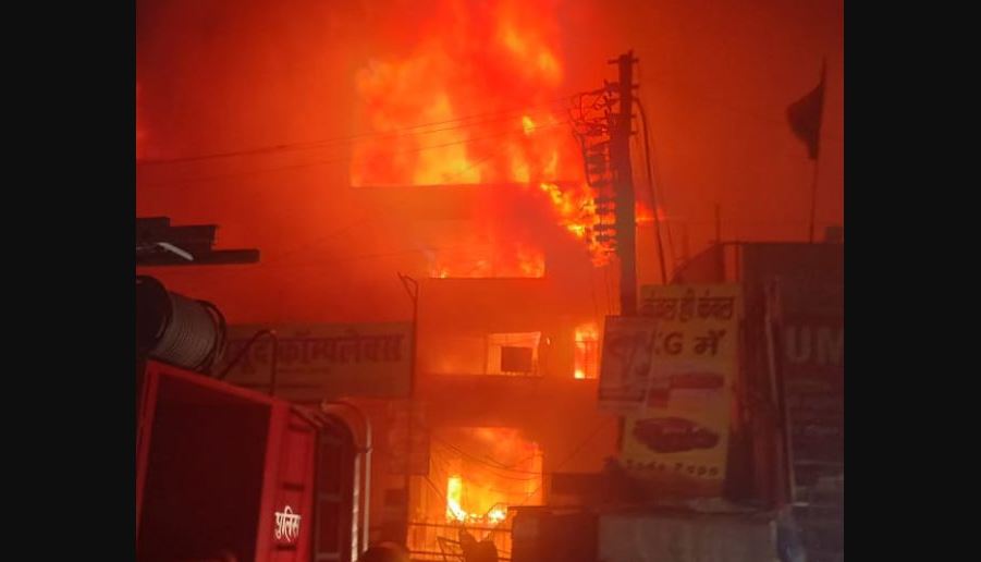 कानपुर में लगी भीषण अग्निकांड ने तोड़ी व्यापारियों की कमर, प्रशासन से मुआवजे की अपील