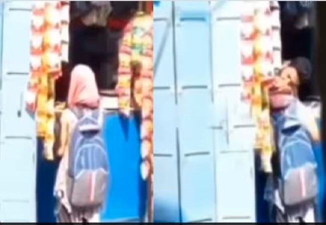 Video Viral : अब ऑनलाइन पेमेंट सिस्टम हुआ पुराना, अब आया Kiss Pay, 1 किस में सामान Free