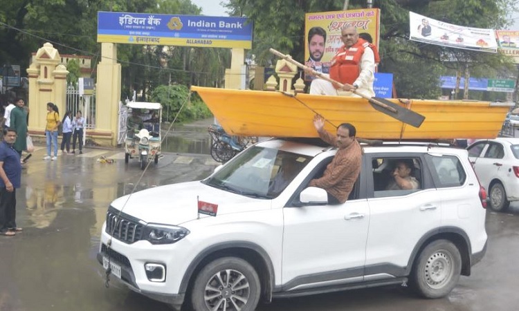 UP News: जलभराव के विरोध में सपा नेता ने किया अनोखा प्रदर्शन, कार की छत पर नाव रखकर उस पर हुए सवार